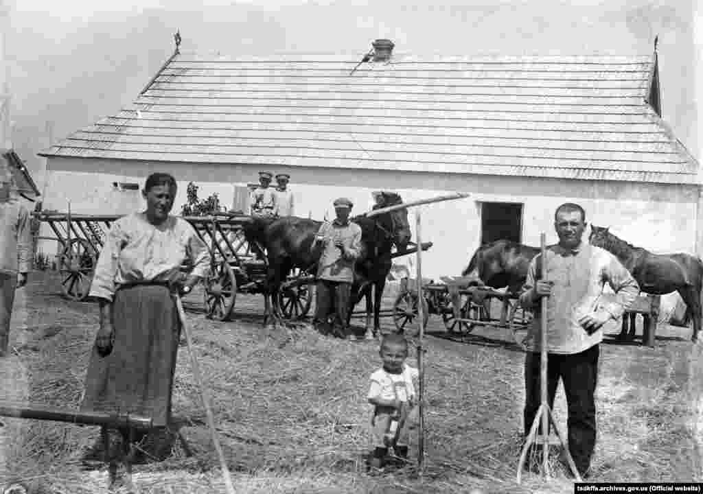 Селянська садиба в селі Удачне Гришинського району Донецької області, 1930-і роки