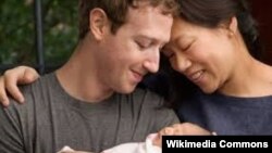 Mark Zuckerberg dhe Priscilla Chan me vajzën e tyre Max.