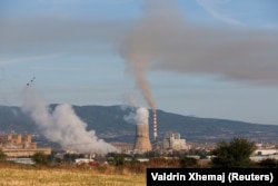 Дым поднимается из труб угольной электростанции в Обиличе, Косово, 26 августа 2025 года. Фото: Reuters