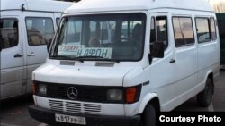 Водители маршрутных такси вчера требовали, чтобы им не мешали работать так, как они работали 20 послевоенных лет. Они заявляли, что Зураб Хаджимба осуществляет рейдерский захват автовокзалов, требует с них мзду и отнимает законный заработок.
Фото: otdyhvabkhazii.ru