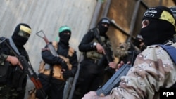 بر اساس گزارش عفو بین‌الملل، جنایت‌های حماس علیه بشریت شامل قتل، نابودی گسترده، زندانی‌کردن، شکنجه، تجاوز و دیگر اشکال آزار جنسی و اعمال غیرانسانی بوده است