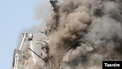 Пожежники гасили пожежу упродовж кількох годин до того, як 17-поверховий будинок у Тегерані впав за лічені секунди