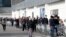 Люди стоять в черзі біля супермаркету в місті Казальпустерленго, в якому італійська влада оголосила карантин