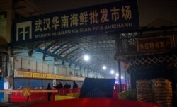 Вход на территорию рынка «Хуанань». 11 января 2020 года. Фотография сделана до закрытия рынка.