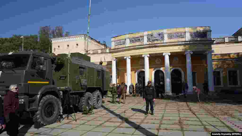 Через дорогу навпроти, в колишній заводській клубі заводу ім. Войкова, засідав оперативний штаб