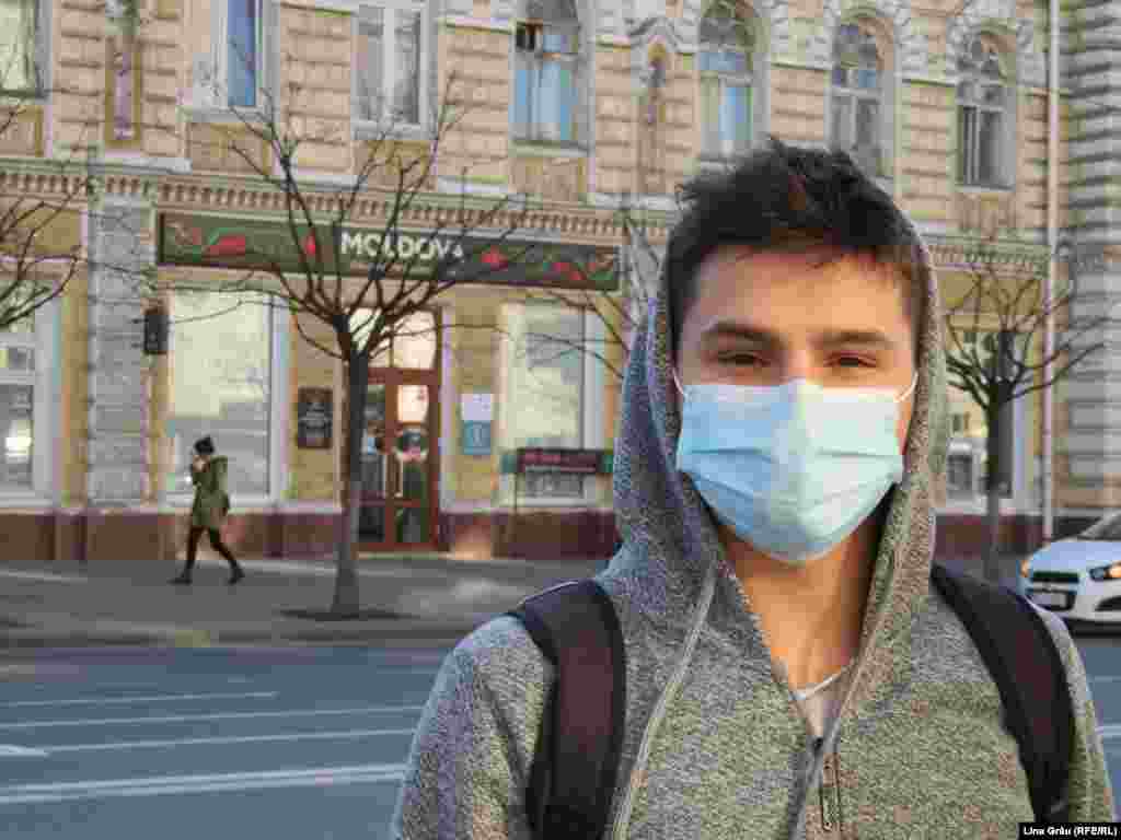 Un tânăr poartă mască în stradă, în încercarea de a se feri de coronavirus. Bulevardul Ștefan cel Mare, Chișinău