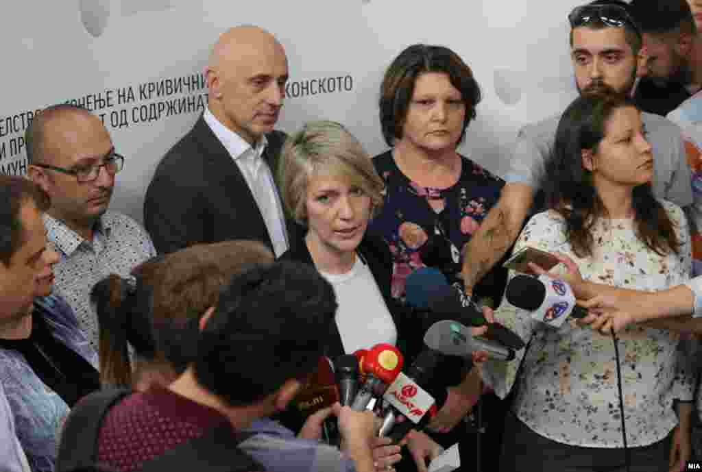 МАКЕДОНИЈА - Одбраната на обвинетите во случајот Талир 2, што досега го водеше СЈО, побара и доби одложување на судењето поради промена на бројот на предметот и легитимноста на решението на државниот јавен обвинител Љубомир Јовески да ѝ го додели предметот на поранешната обвинителка од СЈО, Ленче Ристоска.