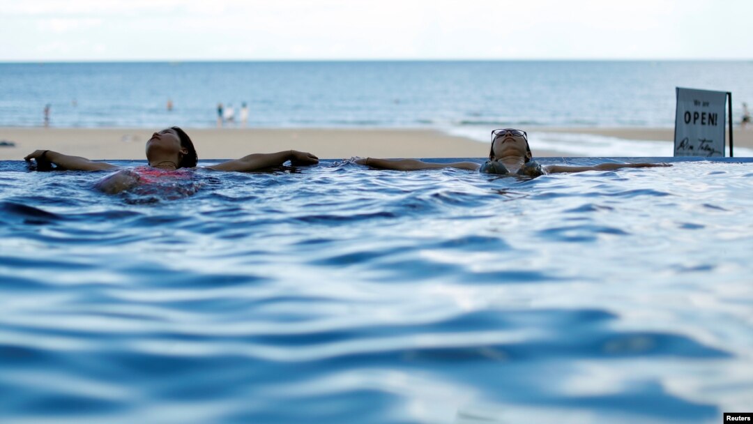 La piscină. Infinity