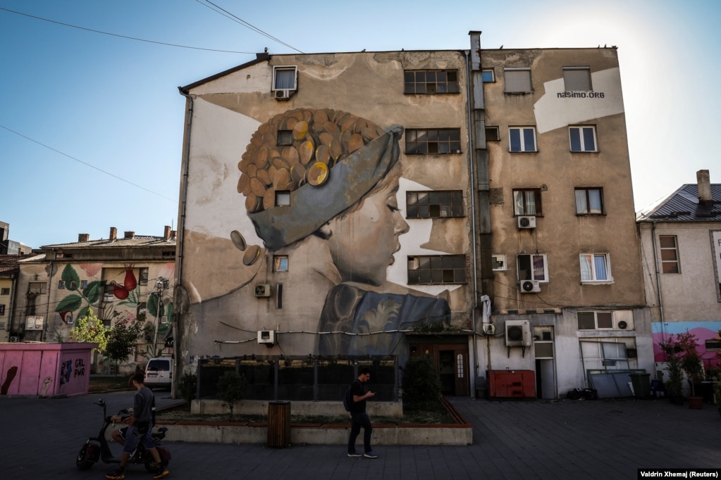 Një mural i pikturuar mbi fasadën e një ndërtese, në Ferizaj.