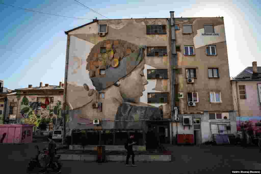 Një mural i pikturuar mbi fasadën e një ndërtese, në Ferizaj.