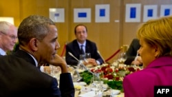 Barack Obama (majtas në plan të parë) Angela Merkel dhe Francois Hollande (në mes) gjatë një takimi të mëparshëm