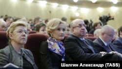 Председатель комитета Госдумы РФ по вопросам семьи Елена Мизулина, председатель комитета по противодействию коррупции, депутат "Единой России" Ирина Яровая и председатель комитета по конституционному законодательству Владимир Плигин (слева направо)