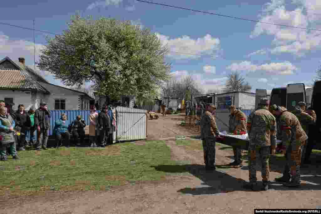 Біля рідної хати, де пройшло дитинство та юність братів