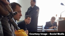 Grigore Petrenco (stânga) la tribunal