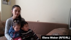 Айгерим с двумя маленькими детьми живет в темиртауском кризисном центре, который и сам сейчас нуждается в материальной помощи. Темиртау, 22 февраля 2018 года.