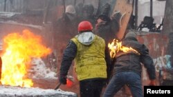 Демонстранты укрываются от атаки полицейских за горящим автобусом, Киев, 22 января 2014թ․