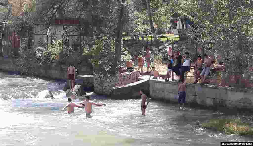 Kyrgyzstan - Children experience abnormal heat in Osh