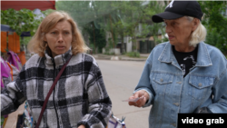 Місцеві жителі на базарі в Херсоні