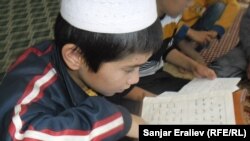 Летние каникулы маленьких кыргызов - часто в медресе