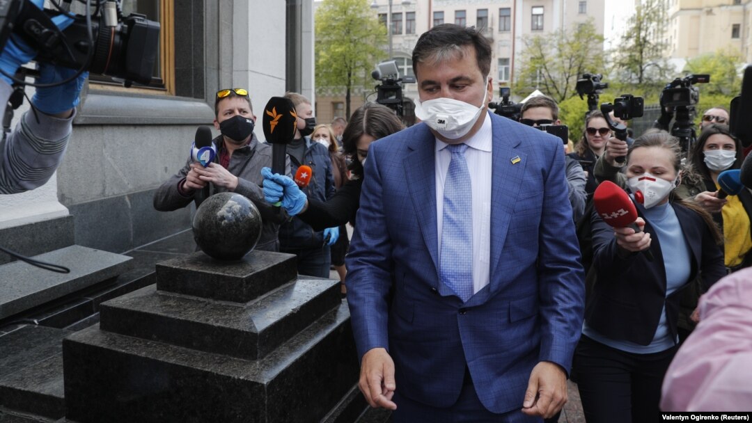 Mihail Sakašvili stiže u zgradu parlamenta u Kijevu, 24. april 2020. 