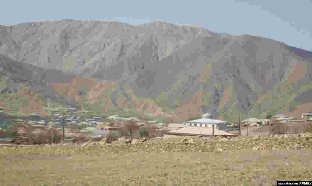 Garry Nohur obasynyň &yacute;erleş&yacute;&auml;n &yacute;eri belentli-pesli bolansoň, mellekleri suwarmak we ekin ekmek işleri-de kyn.