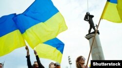 Мешканці Донецька на акції протесту проти агресії Росії щодо України. Донецьк, 28 квітня 2014 року