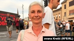 Tina iz Novog Sada, uverena da "studenti pobeđuju" na izborima 25. oktobra, došla je na skup u tom gradu da im pruži podršku.
