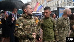 Militari ucraineni și activiști din comunitatea LGBT la marșul Pride de la Kiev, din 16 iunie.