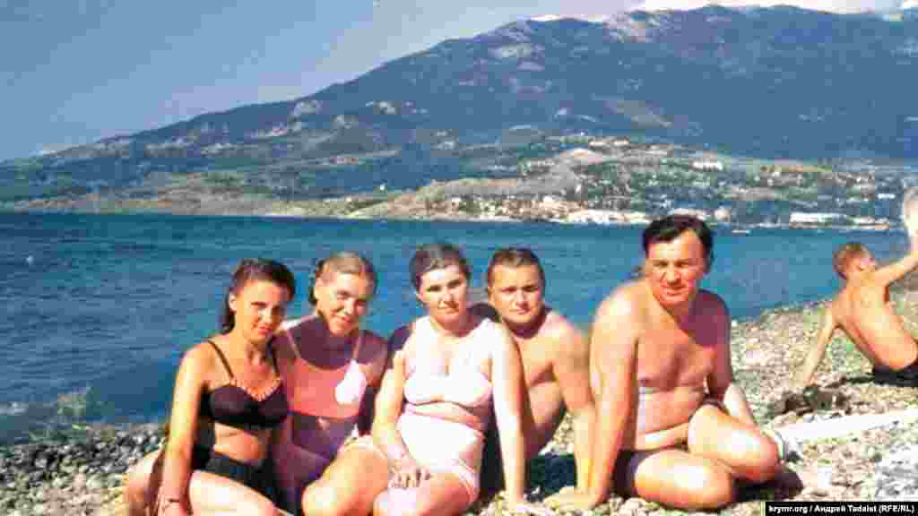 ILLUSTRATION – archive photos of the rest of unknown people on the southern coast of Crimea