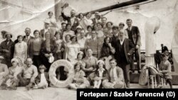 Amerikába induló kivándorlók a Leviathan óceánjáró fedélzetén 1923-ban.