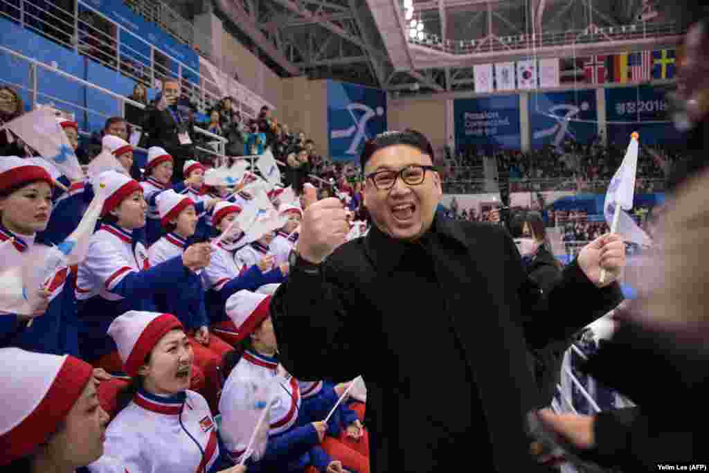 Мужчина, изображающий из себя северокорейского лидера Ким Чен Ына, позирует на фоне болельщиц из Пхеньяна. Позже мужчину ненадолго задержала полиция и попросила покинуть спортивную арену. &quot;Я родился с этим лицом, я должен с ним жить&quot;, &ndash; сказал он журналистам. 14 февраля 2018 года.