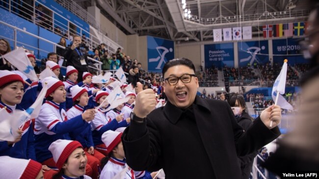 Человек, похожий на Ким Чен Ына, на трибунах вместе с болельщицами из Северной Кореи.