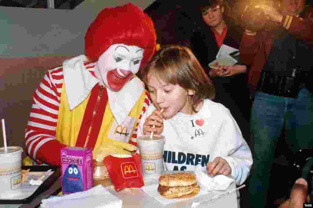 Soviet schoolgirl and “goodwill ambassador” Katya Lycheva slurps some soft drink alongside a seemingly overeager "Ronald McDonald" in 1986. 
