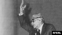 الشاعر العراقي محمد مهدي الجواهري عام 1958 في إحدى الأحتفالات الشعبية.