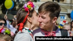 (©Shutterstock) Уличная акция в Мариуполе в 2015 году