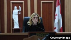 33 წლის ნინო გალუსტაშვილი თბილისის საქალაქო სასამართლოს სისხლის სამართლოს საქმეთა კოლეგიის მოსამართლედ 2024 წლის დეკემბერში დაინიშნა. დევიძის საქმის განხილვა იანვარში დაიწყო. მოსამართლის საკვალიფიკაციო გამოცდა სისხლის სამართლის მიმართულებით მან 2023 წელს ჩააბარა.