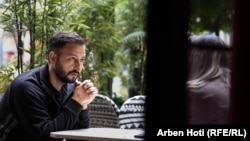 Ibrahim Januzi, kreu i Sindikatës së minatorëve të Trepçës duke biseduar me Radion Evropa e Lirë.