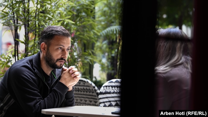 Ibrahim Januzi, kreu i Sindikatës së minatorëve të Trepçës duke biseduar me Radion Evropa e Lirë.
