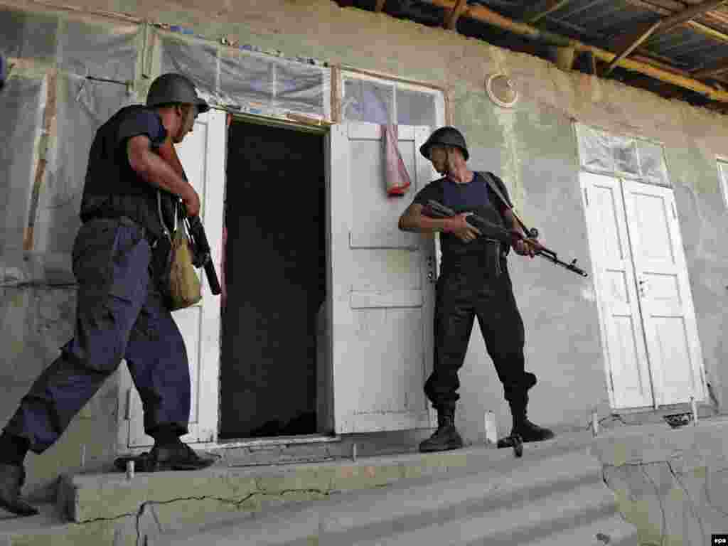 Ўшда зачистка ўтказаëтган қуролли кучлар.