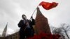 Коммунисты в юбилей Ленина пришли к Мавзолею, несмотря на карантин