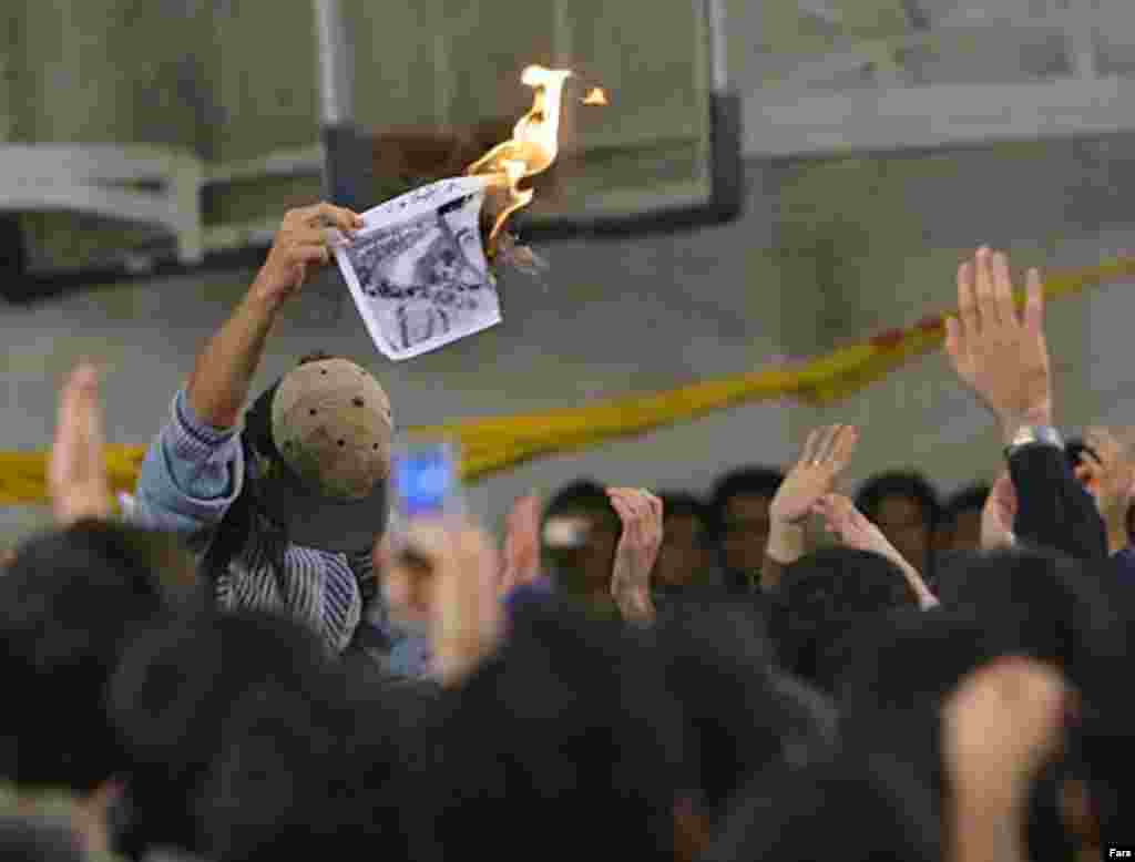 دانشجويان معترض، عکس محمود احمدی نژاد را آتش زدند