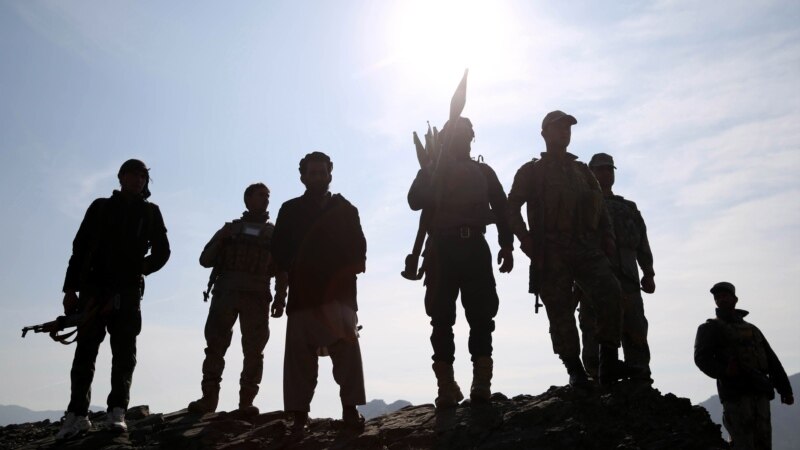 Qindra militantë të IS-it dorëzohen në Siri