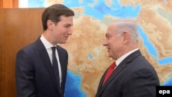 Israel -- Israeli Prime Minister Benjamin Netanyahu (R) speaks with US presidential advisor Jared Kushner, in Jerusalem, June 21, 2017