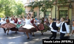 Hungarezët etnikë në Vojvodinë, Serbi veriore, duke vallëzuar në një festival në rrugë. Zyra Kombëtare Zgjedhore e Hungarisë vlerëson se për zgjedhje janë regjistruar 68.492 votues me adresë në Serbi.