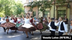 етнички Унгарци во Војводина, Србија, танцуваат