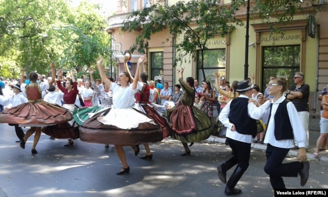 Hungarezët etnikë në Vojvodinë, Serbi veriore, duke vallëzuar në një festival në rrugë. Zyra Kombëtare Zgjedhore e Hungarisë vlerëson se për zgjedhje janë regjistruar 68.492 votues me adresë në Serbi.