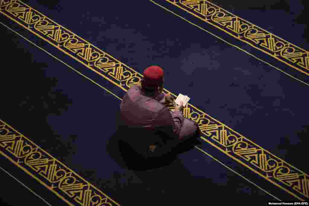 A man reads the Koran during the holy month of Ramadan at the Al Azhar mosque in Cairo, Egypt. (epa-EFE/Mohamed Hossam)