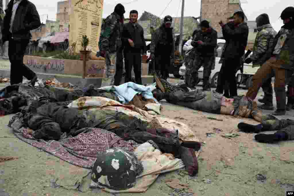 Солдаты правительственных войск, убитые в бою в деревне Азиза к юго-западу от Алеппо, 10 февраля 2014 года&nbsp; &nbsp;