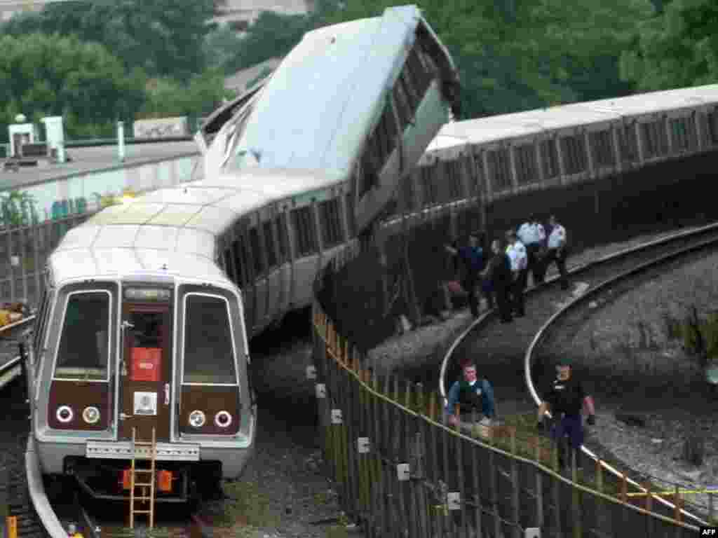 Шесть человек погибли и по меньшей мере 76 получили ранения при столкновении двух поездов в вашингтонском метро
