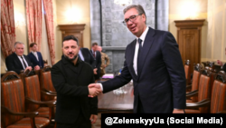 Presidenti ukrainas, Volodymyr Zelesky, dhe ai serb, Aleksandar Vuçiq, gjatë samit të Krapateve në Ukrainë. 